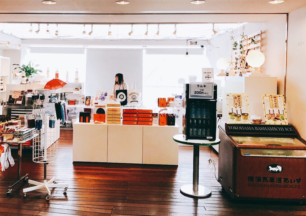 ギフトショップ ロイヤルウィングの店内