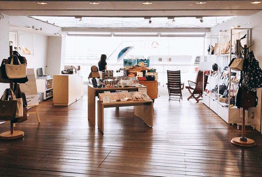 キタムラ横浜港大さん橋店の店内