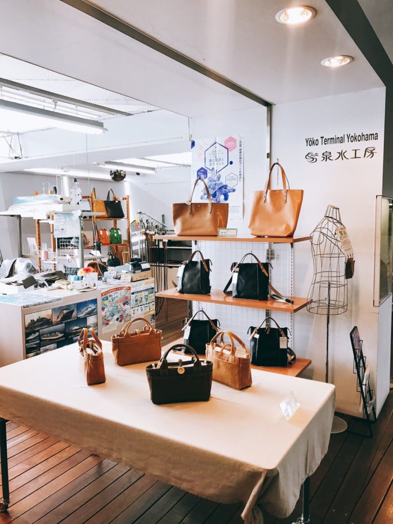 横浜港大さん橋にある泉水工房の店内