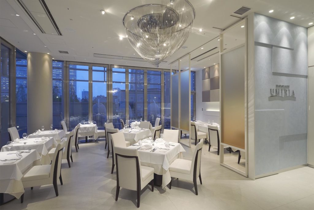 リストランテウミリアの白を基調とした洗練された店内