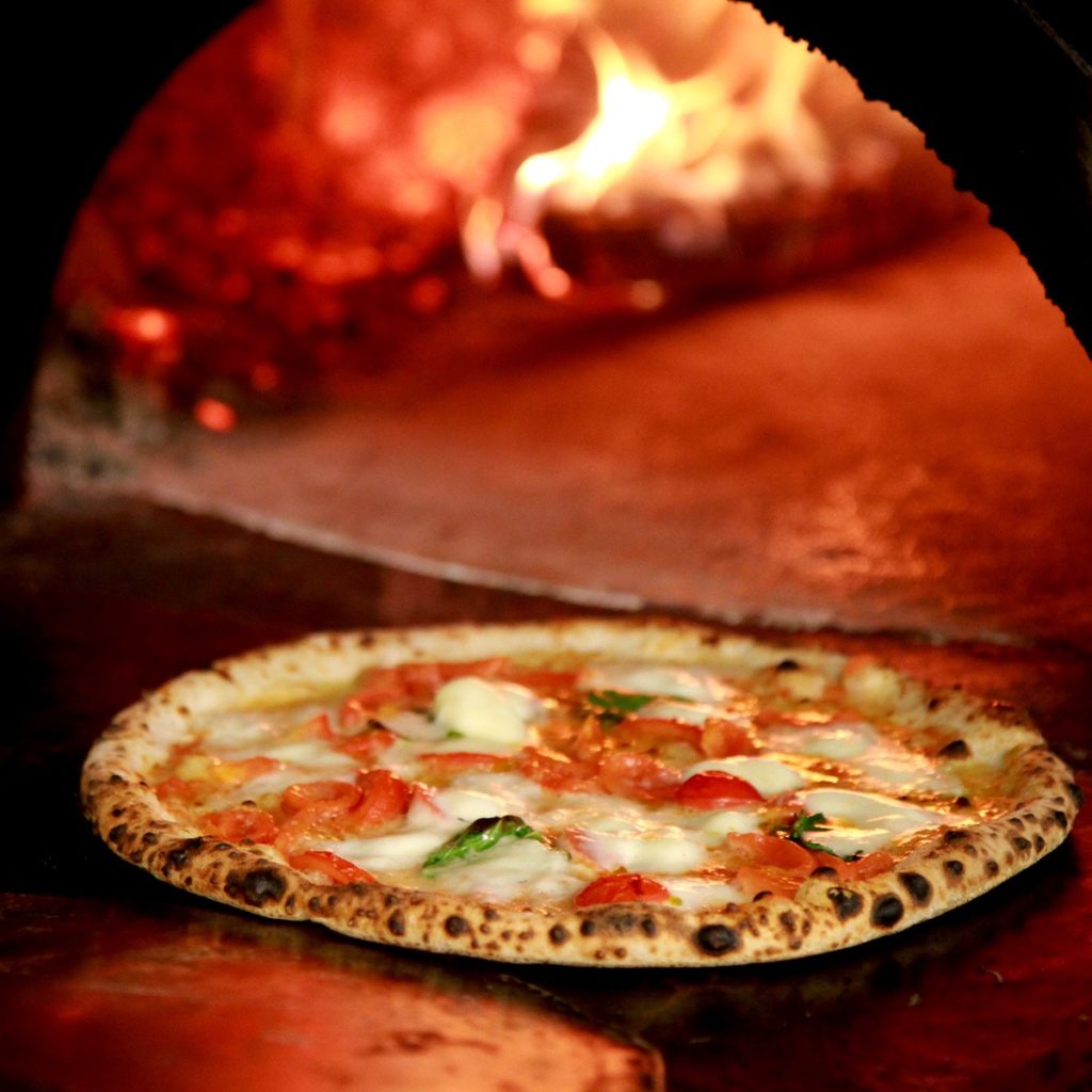カンブーザの薪窯で焼かれたピッツァマルゲリータ
