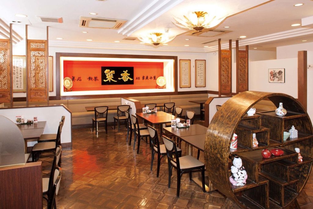 菜香新館の上品で清潔感のある店内