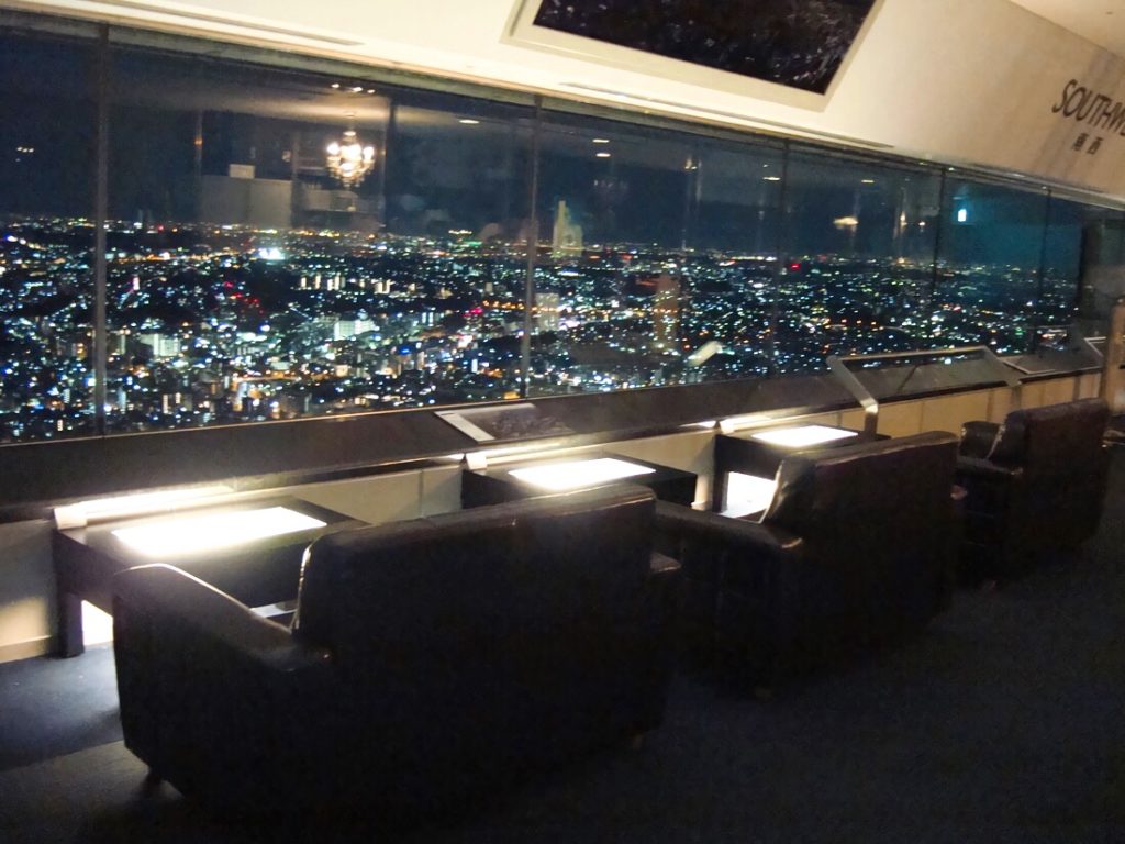 スカイカフェのペアシートから見える夜景