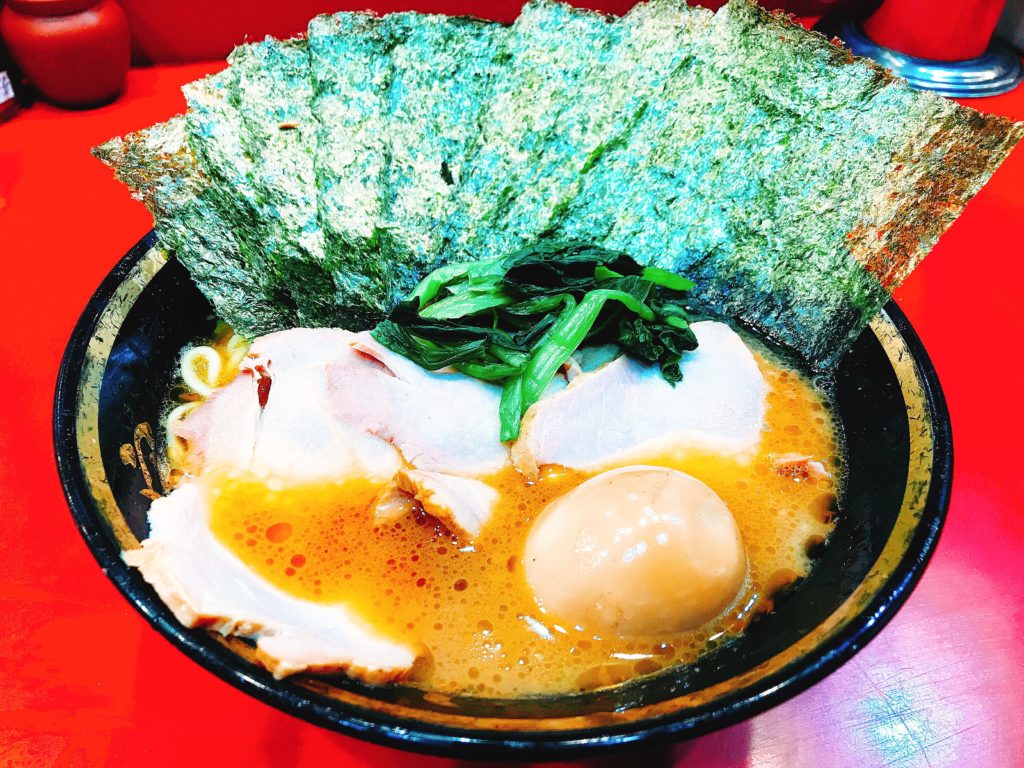 横浜家系吉村家の海苔とほうれん草と煮玉子がトッピングのラーメン