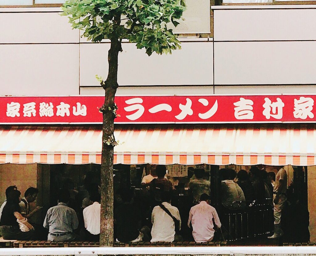 横浜家系吉村家の外観と行列風景