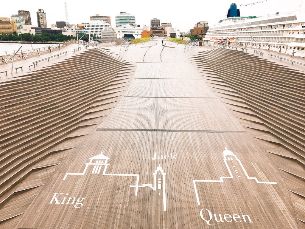 横浜港大さん橋国際客船ターミナルの屋上くじらのせなか