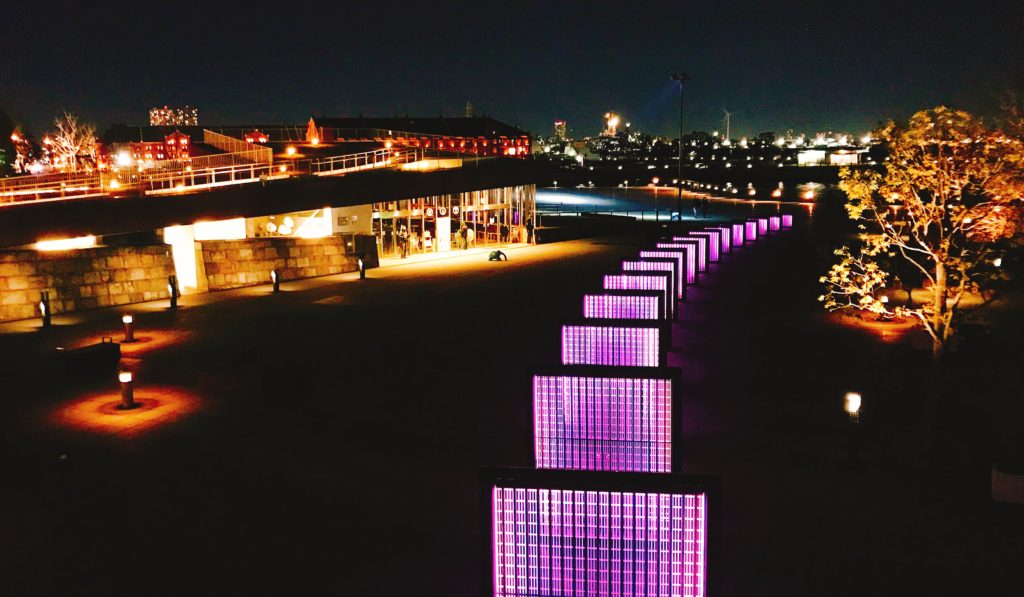 象の鼻パーク内にあるスクリーンパネルのライトアップ風景