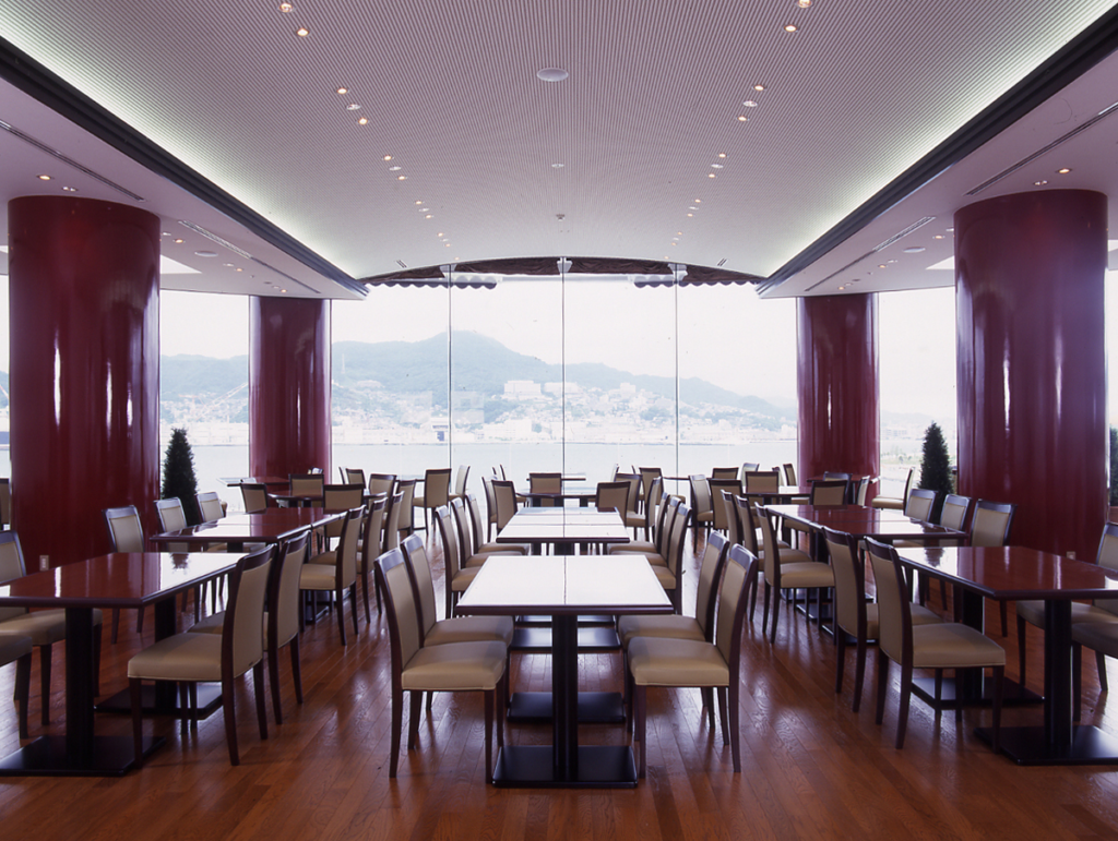 四海樓5階の展望レストランのテーブル席