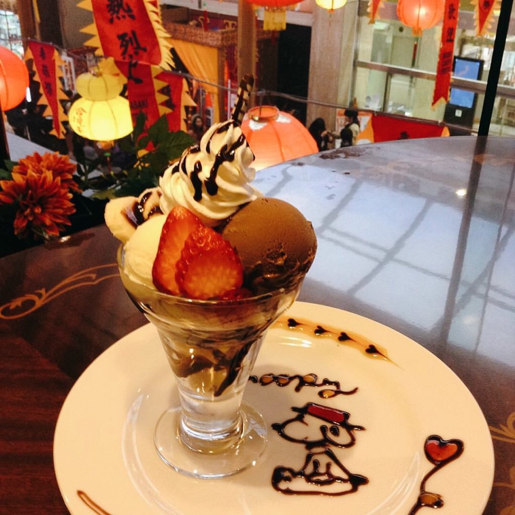 ハートラウンジのスヌーピーが描かれたチョコレートパフェ