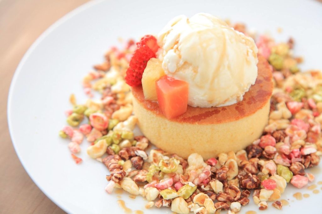 路地裏カフェのパンケーキとカラフルポップコーン