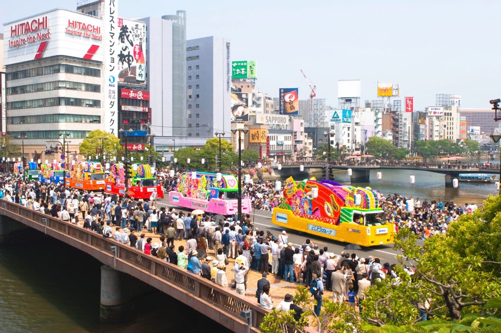 晴れた日の博多どんたくのどんたくパレードの花自動車