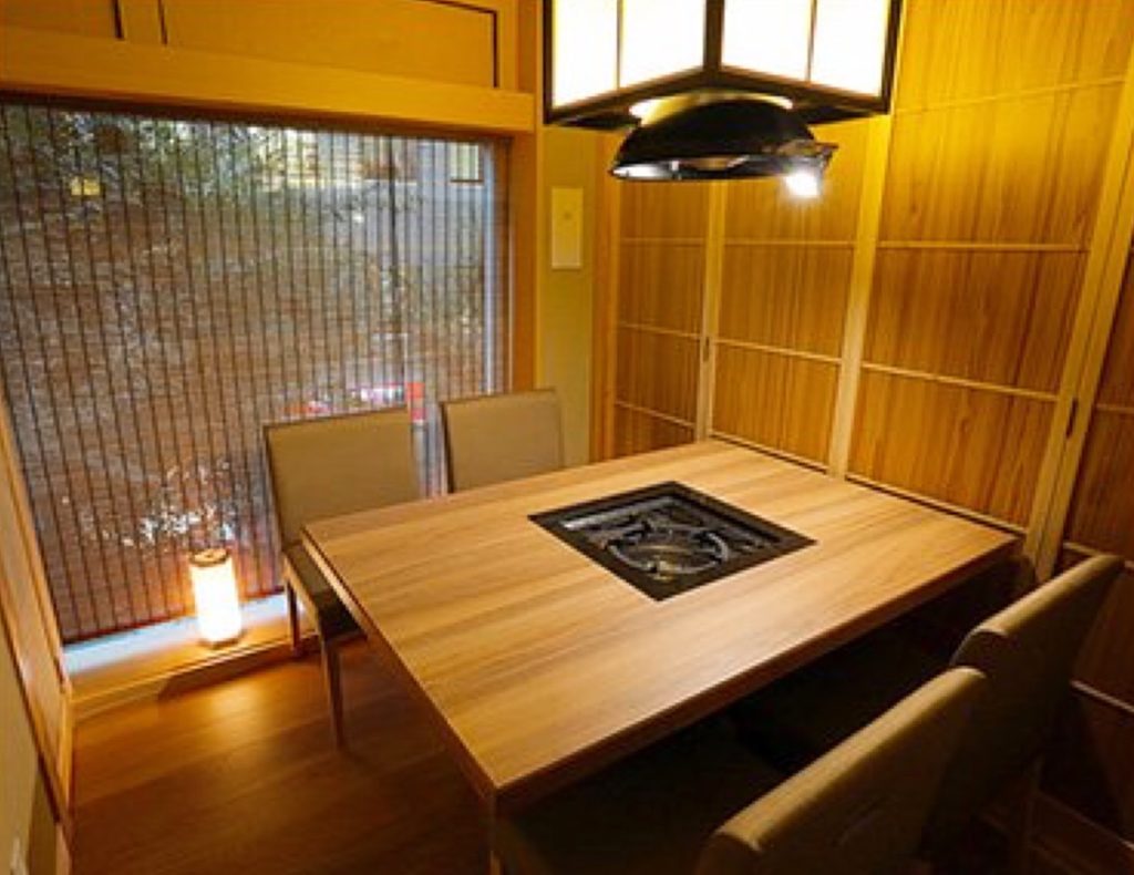 神戸牛石田の扉付き個室