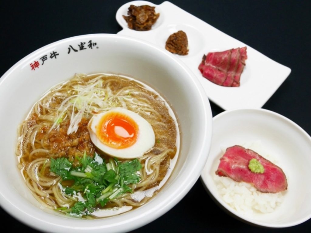 神戸牛らーめん八坐和の牛骨ラーメンと付け合せの神戸牛3種類