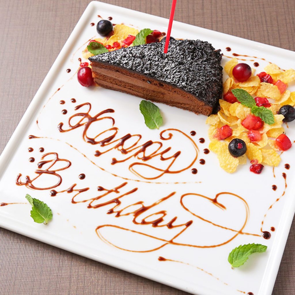 神戸ステーキ彩ダイニングのケーキとお祝いメッセージプレート
