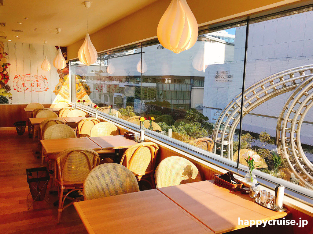 果実園リーベルみなとみらい店の景色が望める4人席