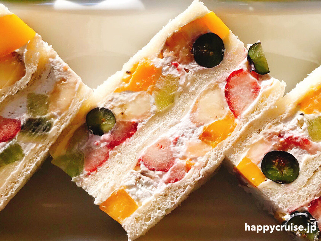 果樹園リーベルのモーニングのフルーツたっぷりのフルーツサンド