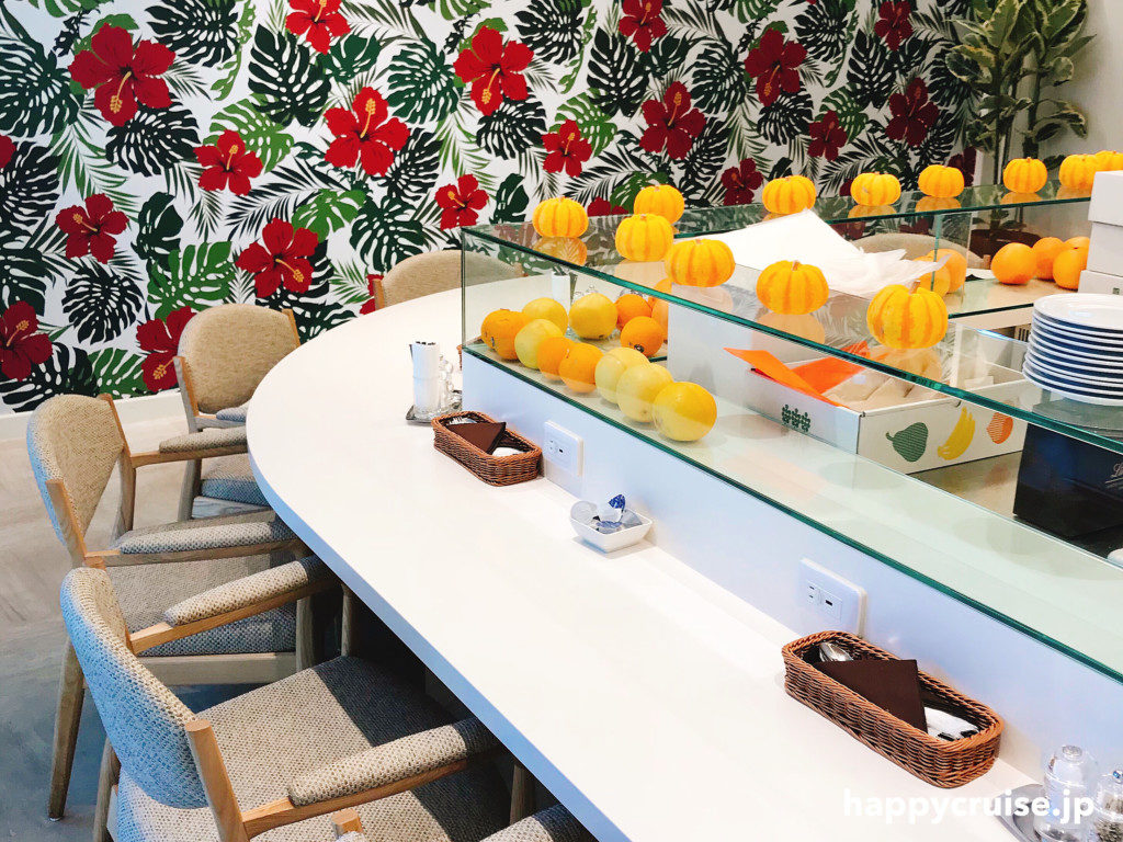 果樹園リーベルのカウンター席テーブル