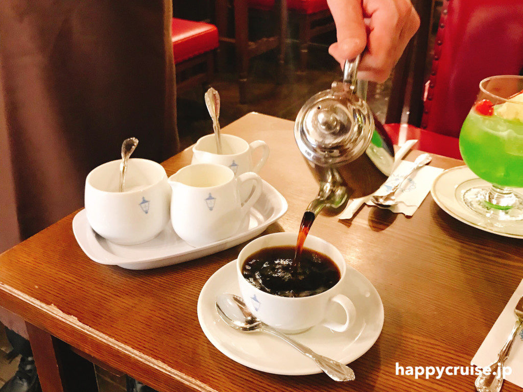 馬車道十番館のオリジナルブレンドコーヒーを注いでいる