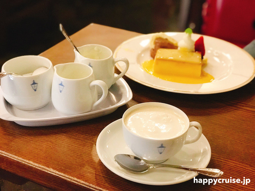 馬車道十番館のオリジナルブレンドコーヒーにホイップクリームを入れてウインナコーヒーに