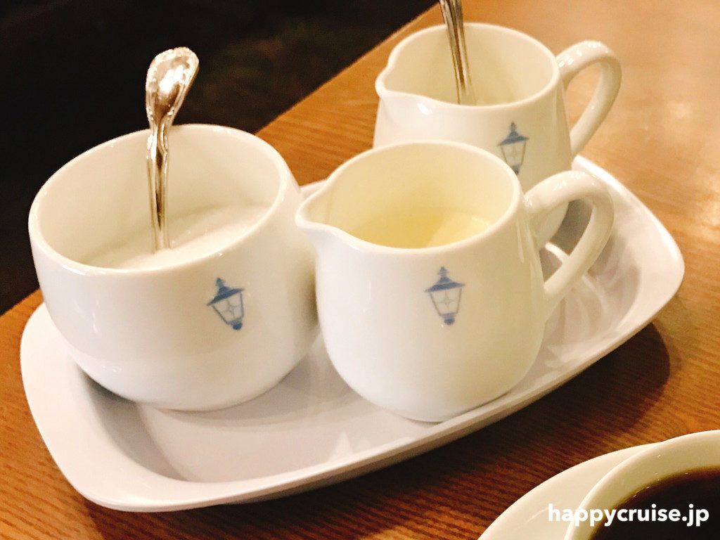 馬車道十番館のオリジナルブレンドコーヒーに付いているシュガーとコーヒークリームとホイップクリーム