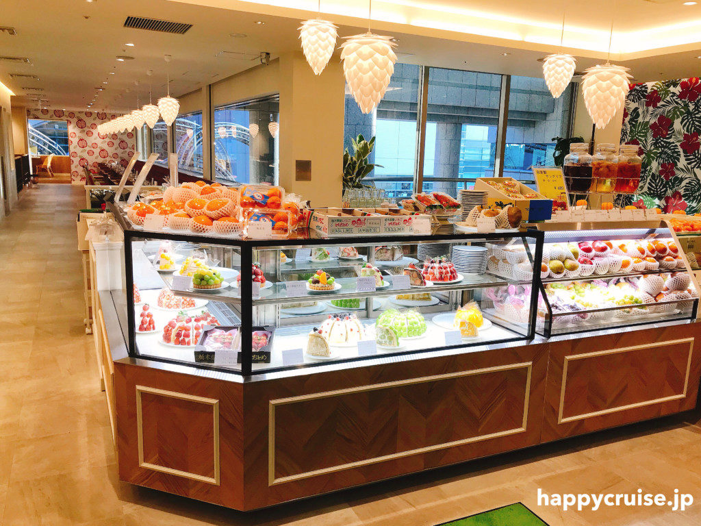 果樹園リーベル 入り口から見たイチゴの照明やショーケース