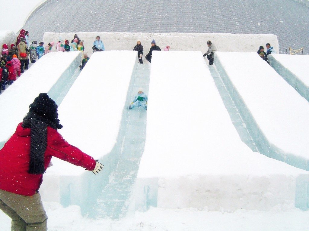 さっぽろ雪まつり つどーむ会場 氷のすべり台