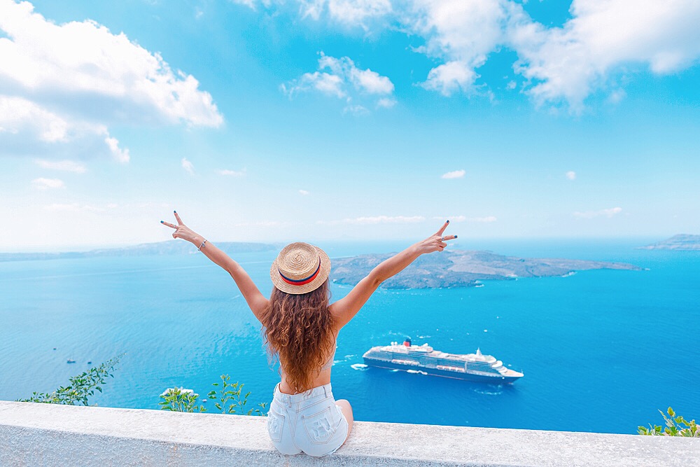 クルーズ客船を見ている女性