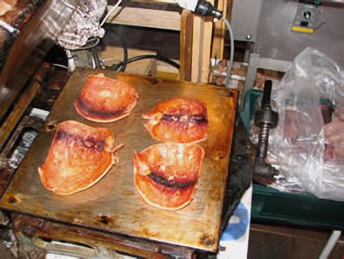 小樽 いか太郎本舗の生干しいかを鉄板で焼いている