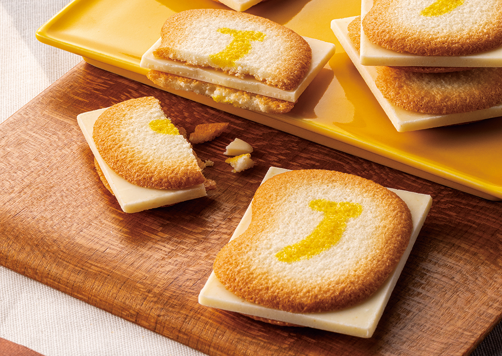 東京ばな奈クッキーサンド しかも、チョコはみ出してる