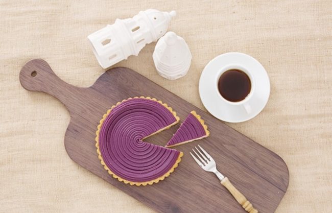 沖縄にある御菓子御殿の紅芋タルトケーキ