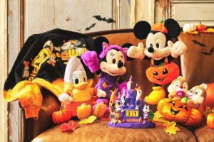 ディズニーランド 30周年 ハロウィン フィギュア ミッキー ミニー 仮装パーティーのコスチュームを着たミッキーたちと今年の
