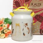 え！880円なの!?【カルディ】かわいい猫柄の『キャットキャニスター』は見つけたら即買い確定！