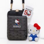 900円なの!?【しまむら】ハローキティ50周年記念「スマホショルダー」がまさかの衝撃値下げ♡