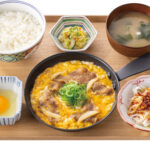 【吉野家】秋限定『月見牛とじ御膳』新登場!ご飯増量&おかわり無料、「肉2倍盛」も!!