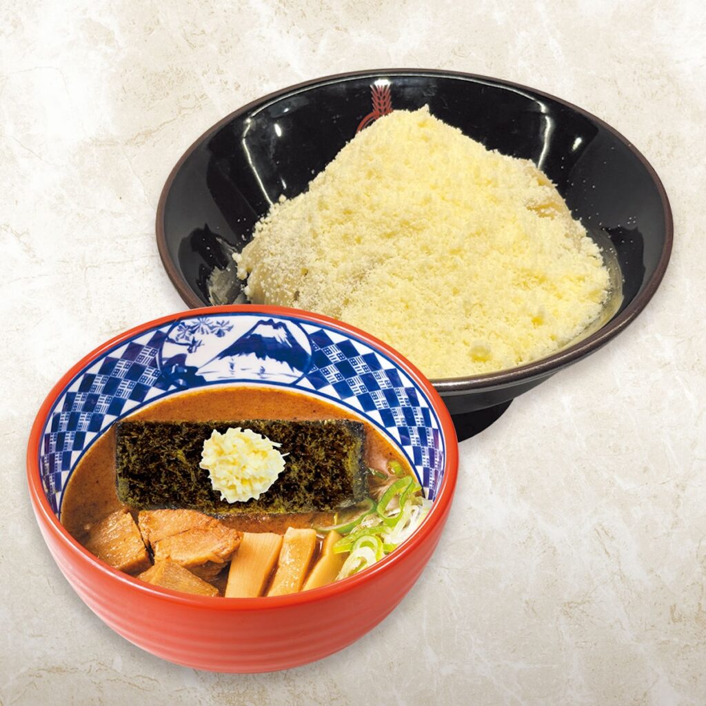 【三田製麺所の新作】チーズまみれの「濃厚＼やりすぎ／チーズつけ麺」〆にご飯でリゾット風も♪