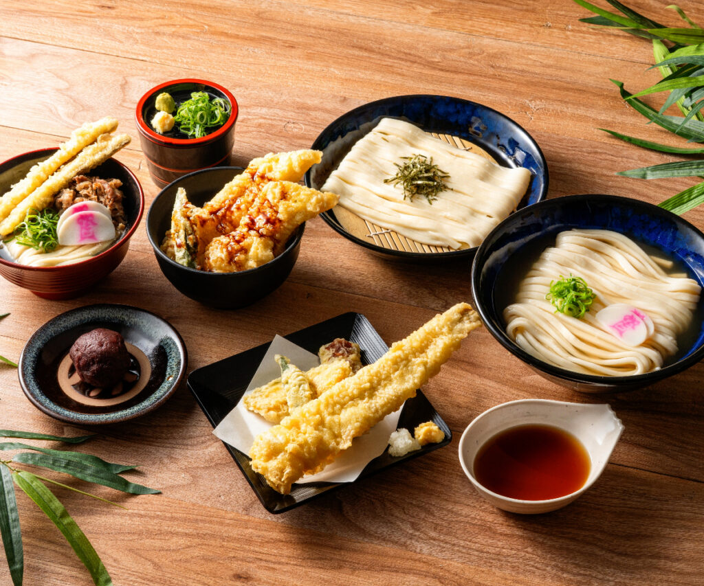【資さんうどん】ジャンボサイズの「穴子天ぷら」が話題！初夏の人気メニューが今年も登場！
