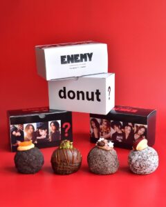 【TWICE×I’m donut？】『ENEMY』モチーフのコラボドーナツが可愛すぎる〜♡限定ステッカー付き♪