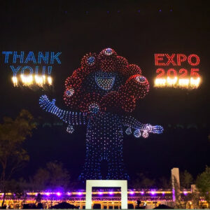 レッドクリフ【2025大阪・関西万博】夜空に現れた巨大ミャクミャク♡万博ラストを飾る3,000機ドローンショーに歓喜！