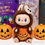 【ポップマート】かぼちゃラブブにキュン♡ハロウィン「おすわりパンプキンぬいぐるみペンダント」が可愛すぎる〜♡