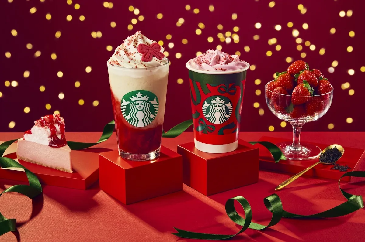 【スタバ新作ホリデー2025】クリスマス気分を先取り♡華やかな苺の『ジョイフルメドレー』フラペ&ティーラテ新登場♪
