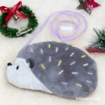 え！825円なの!?【カルディ】ハリネズミのクリスマスポシェットがめっちゃ可愛い〜♡