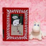 999円なの!?【カルディ】クリスマスお菓子ギフト『ムーミンブックティン』が可愛すぎる〜♡