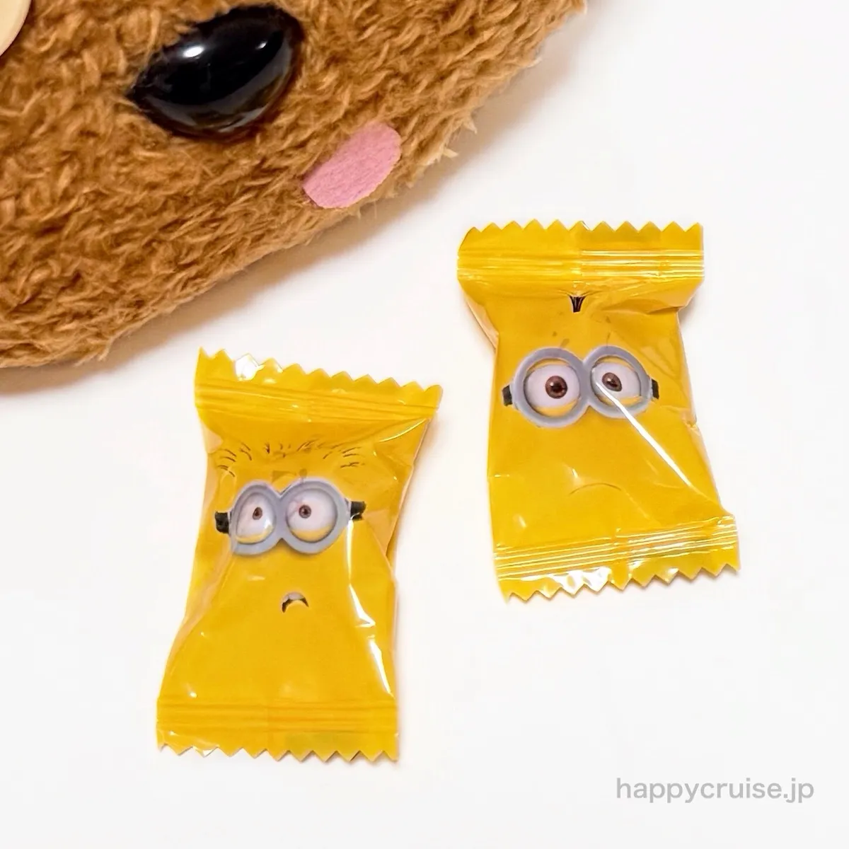 890円なの!?【カルディ クリスマス2025】ミニオンお菓子入り!ティムのフェイスポーチが激カワでしょ♡