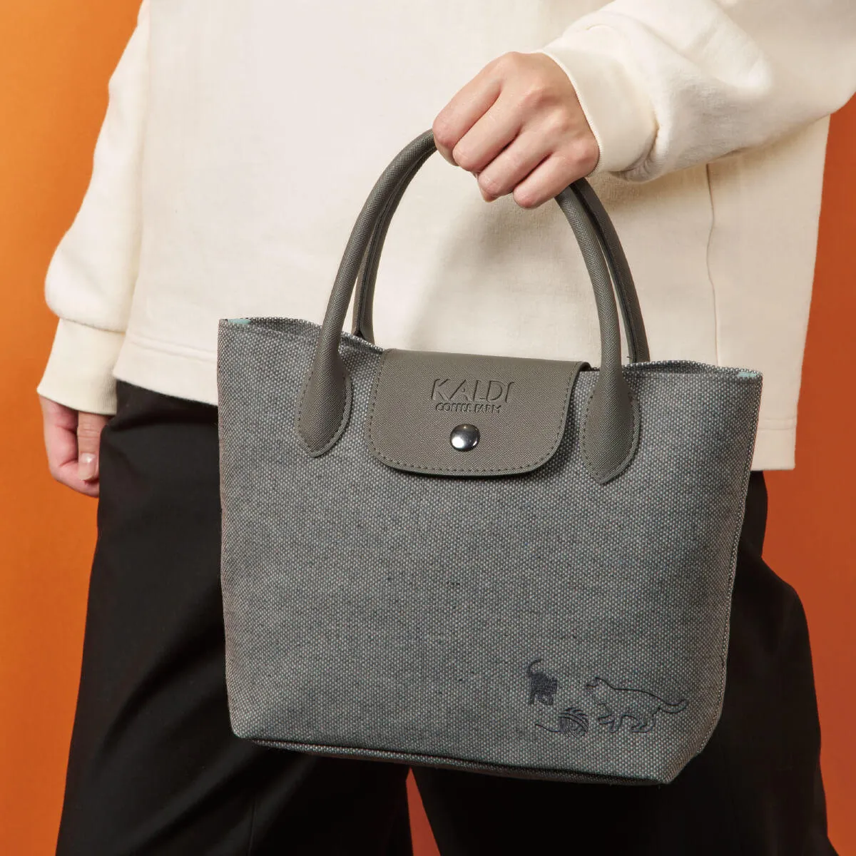 今年も争奪戦!?【カルディ】「ネコの日バッグ＆プレミアム2026」全2種の抽選予約販売スタート♡