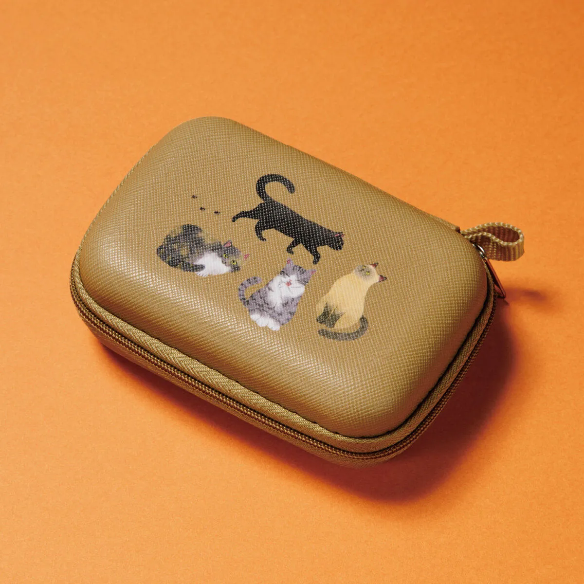 今年も争奪戦!?【カルディ】「ネコの日バッグ＆プレミアム2026」全2種の抽選予約販売スタート♡