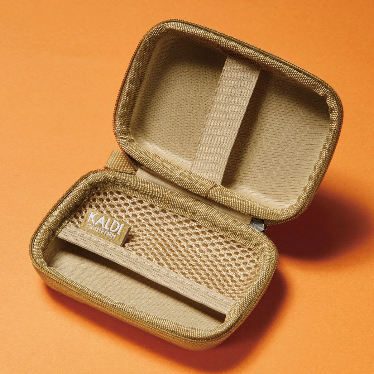 今年も争奪戦!?【カルディ】「ネコの日バッグ＆プレミアム2026」全2種の抽選予約販売スタート♡