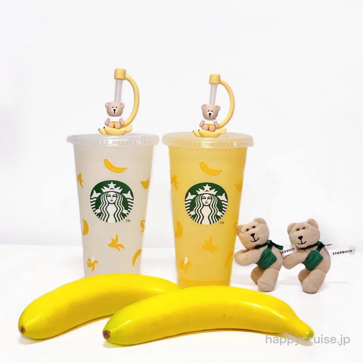 5月27日発売 スターバックス スタバの新作グッズ ベアリスタのストローキャップ付き♡色が変わるバナナ柄リユーザブルカップの色が変わる前、変わった後の比較、バナナとぬいぐるみの夏を楽しむ集合写真