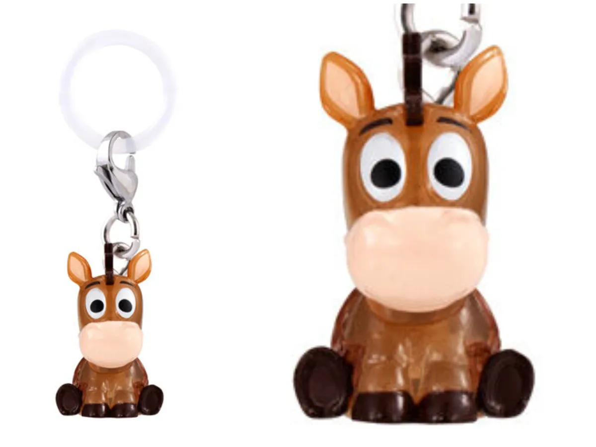 バンダイ ガシャポン ディズニー TOY STORY5 (トイストーリー5)めじるしアクセサリー【ブルズアイ】全体像とアップ画像
