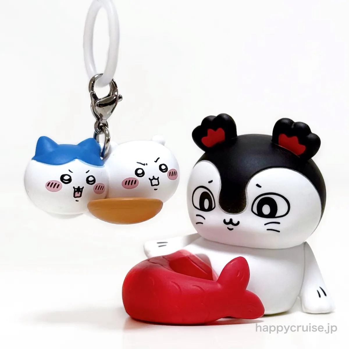 ちいかわ×ハチワレ【映画ちいかわ】入場者特典第6弾めじるしになる「チャームミニフィギュア」全体像(HAPPY CRUISE オリジナル画像)