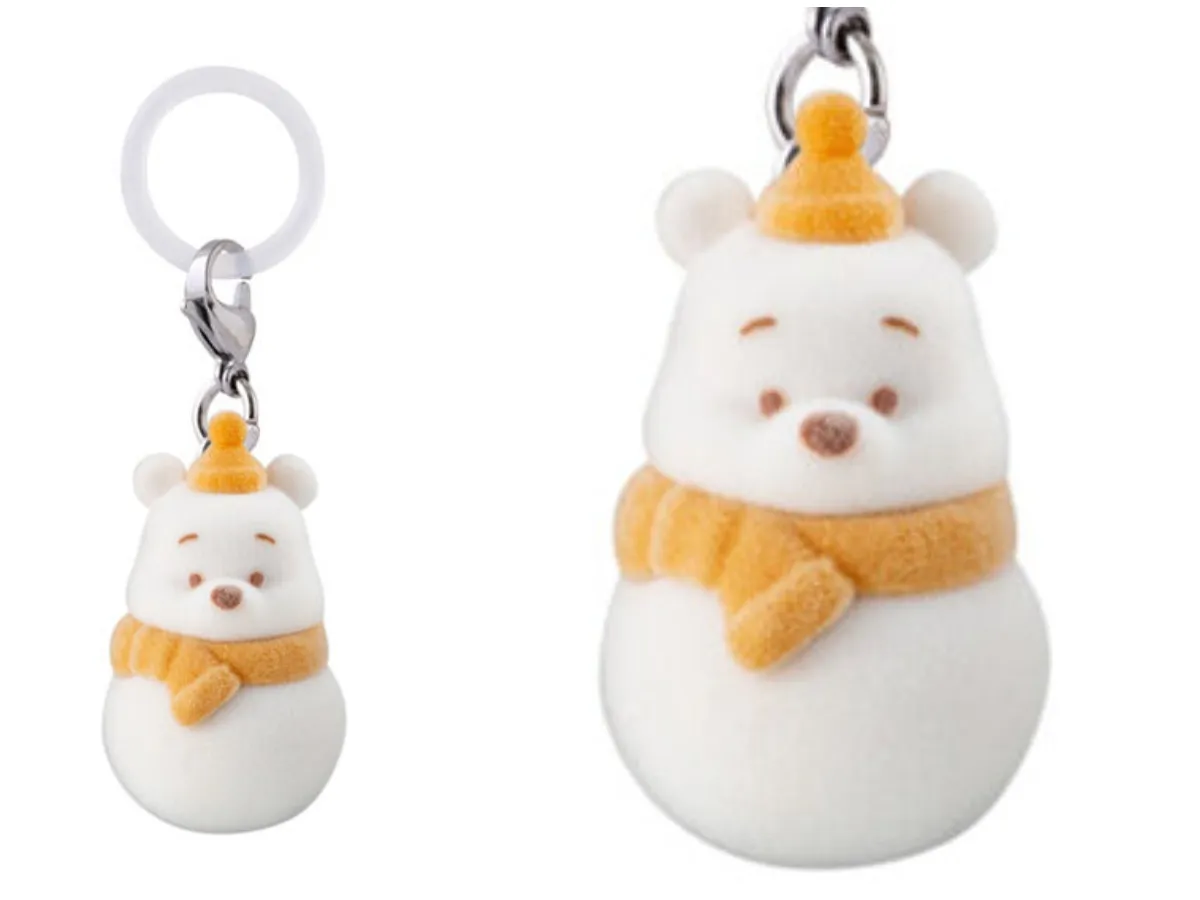 【くまのプーさん】バンダイ ガシャポン “ディズニーキャラクター” 雪だるまふわふわめじるしアクセサリー 全体像&アップ画像